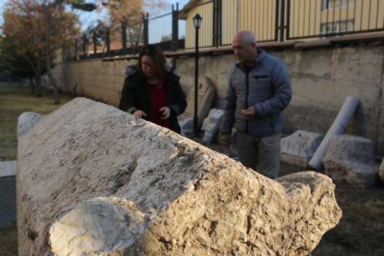 Yol çalışmasında 2 bin yıllık lahit bulundu