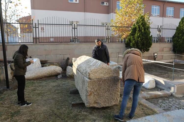 Yol çalışmasında 2 bin yıllık lahit bulundu