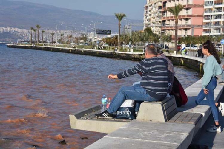 Su borusu patlağı İzmir Körfezi'nin rengini değiştirdi