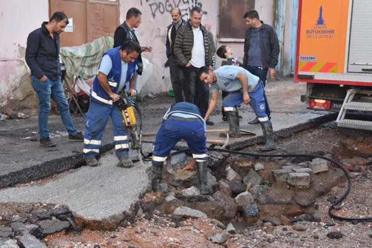 Su borusu patlağı İzmir Körfezi'nin rengini değiştirdi