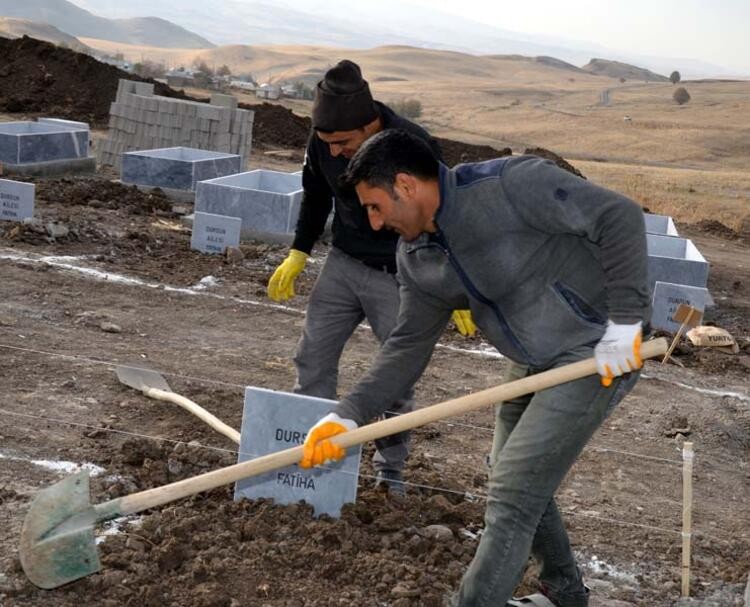 Muş'ta baraj suyu altında kalacak 2 bin 128 mezar taşındı!