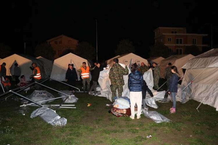 Türk Kızılay ekibi afet bölgesinde... Geceyi böyle geçirdiler