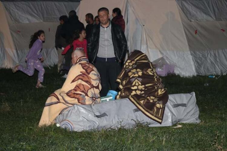 Türk Kızılay ekibi afet bölgesinde... Geceyi böyle geçirdiler