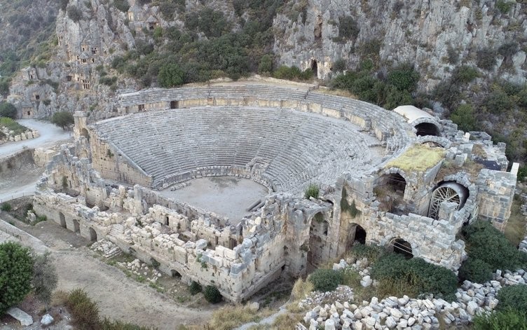 Myra-Andriake’de, içinde kurşun zarf olan ‘kara büyü’ objesi bulundu