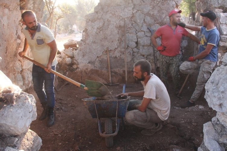 Myra-Andriake’de, içinde kurşun zarf olan ‘kara büyü’ objesi bulundu