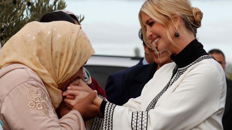 Ivanka Trump'ın elini öptü!