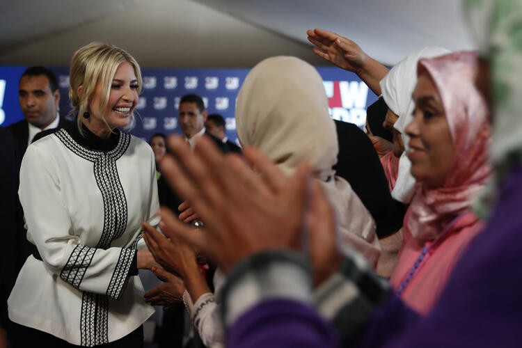 Ivanka Trump'ın elini öptü!