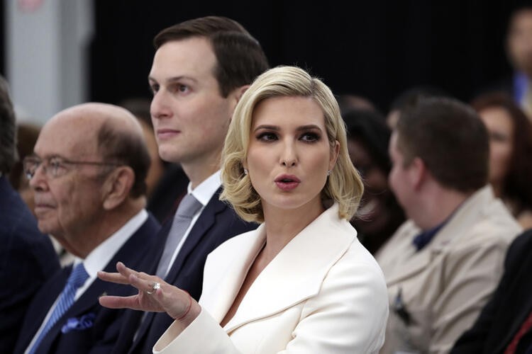 Ivanka Trump'ın elini öptü!