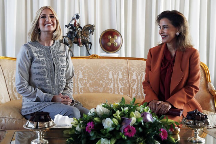 Ivanka Trump'ın elini öptü!