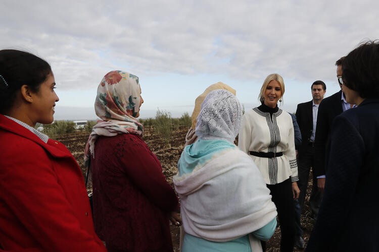 Ivanka Trump'ın elini öptü!