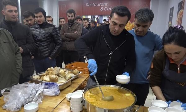 Evlerine giremeyen Balıkesirlilere belediyeden çorba ikramı