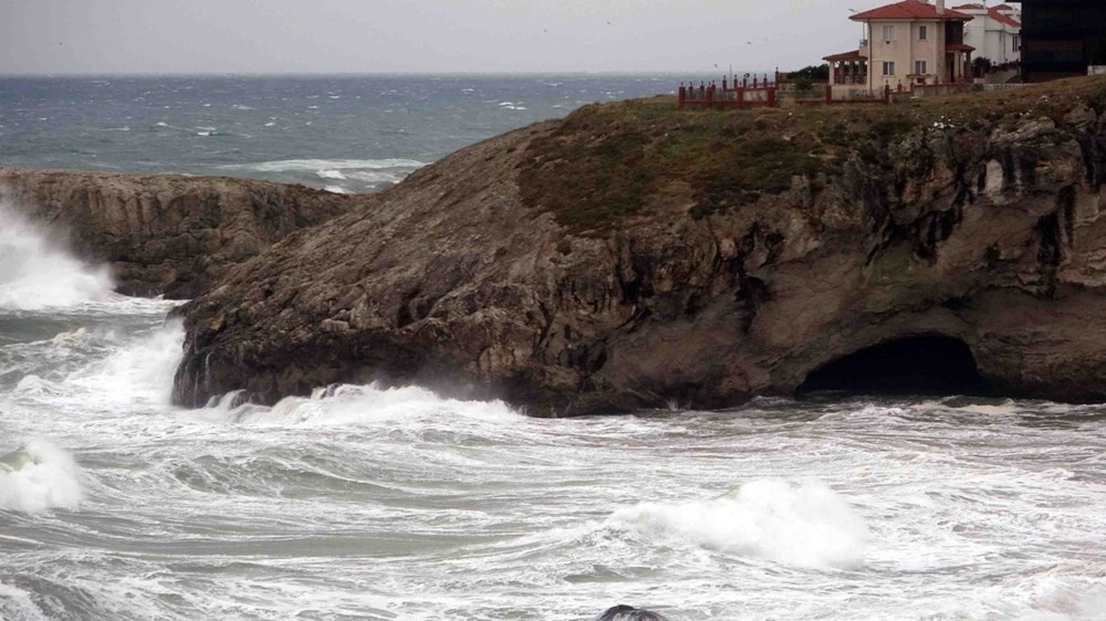 İstanbul’da fırtına: Beydiklizü’nde çatı uçtu, Şişli’de ağaç devrildi