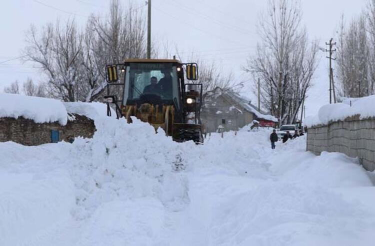 Doğu'da kar esareti... Tam 5 metre