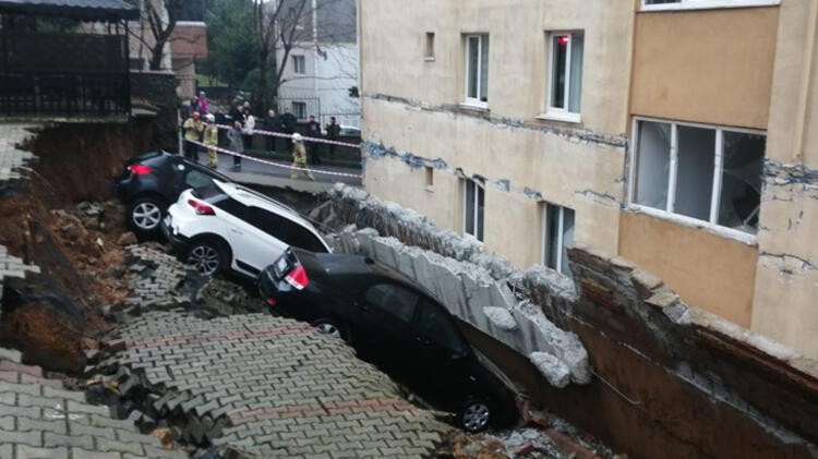 Kartal'da duvar çöktü! Çukura gömüldüler