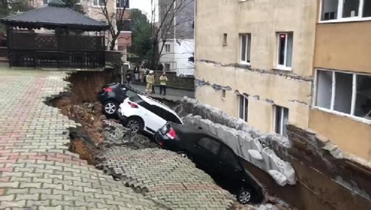 Kartal'da duvar çöktü! Çukura gömüldüler