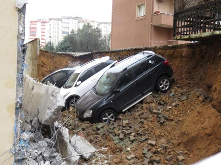 Kartal'da duvar çöktü! Çukura gömüldüler