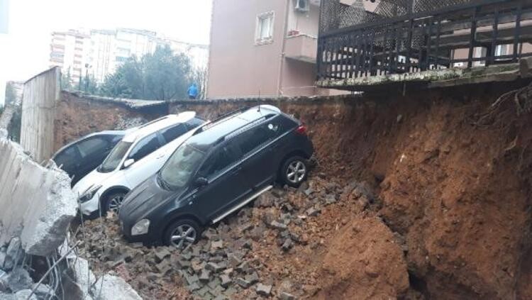 Kartal'da duvar çöktü! Çukura gömüldüler