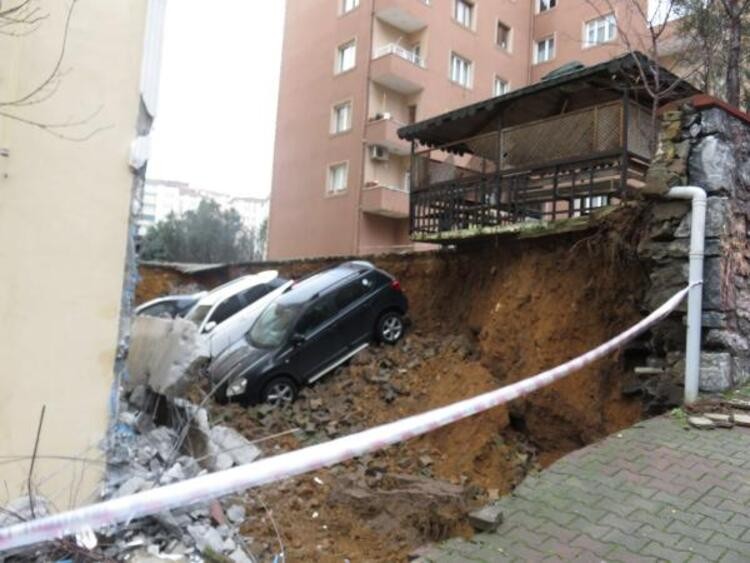 Kartal'da duvar çöktü! Çukura gömüldüler