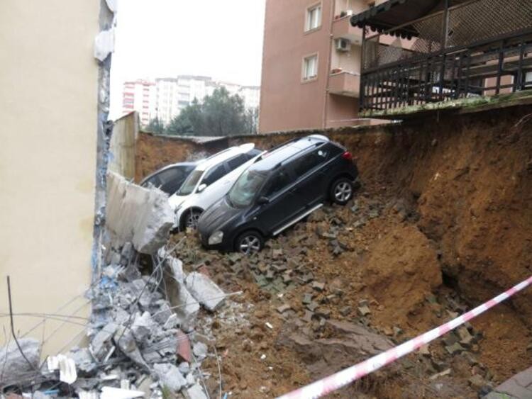 Kartal'da duvar çöktü! Çukura gömüldüler