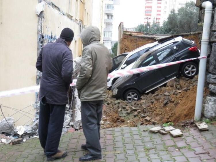 Kartal'da duvar çöktü! Çukura gömüldüler