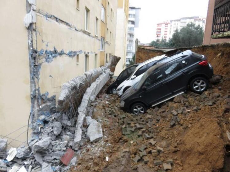 Kartal'da duvar çöktü! Çukura gömüldüler