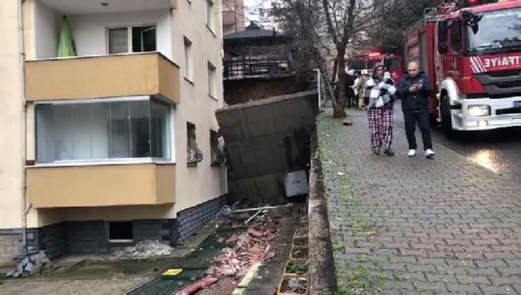 Kartal'da duvar çöktü! Çukura gömüldüler