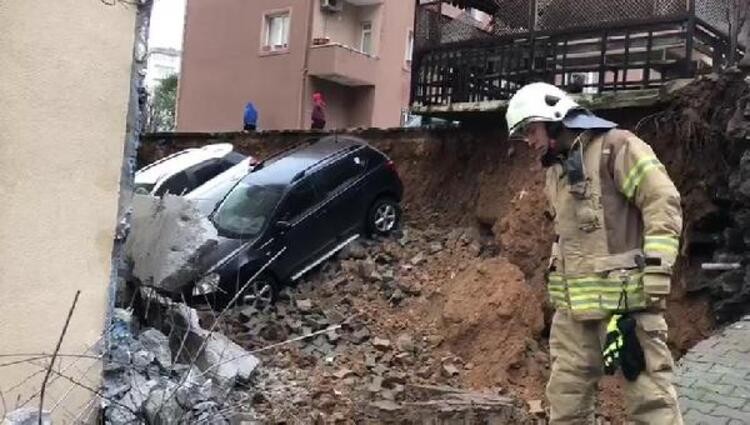 Kartal'da duvar çöktü! Çukura gömüldüler