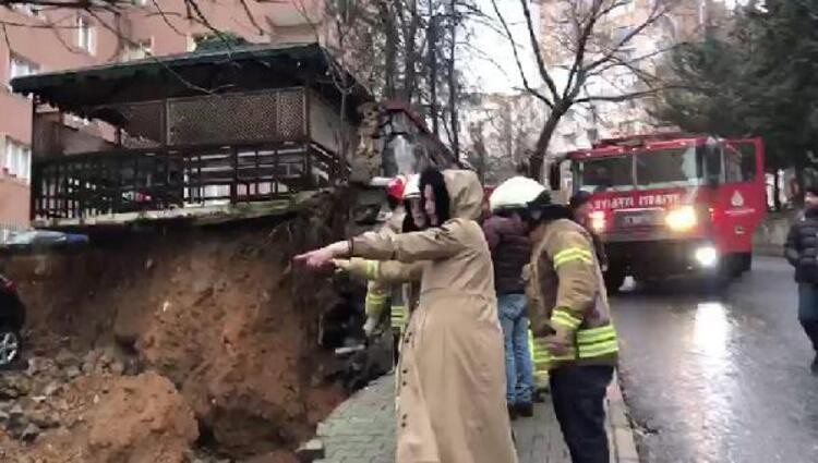 Kartal'da duvar çöktü! Çukura gömüldüler