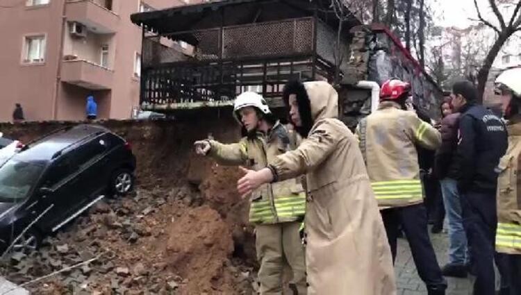 Kartal'da duvar çöktü! Çukura gömüldüler