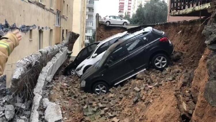 Kartal'da duvar çöktü! Çukura gömüldüler