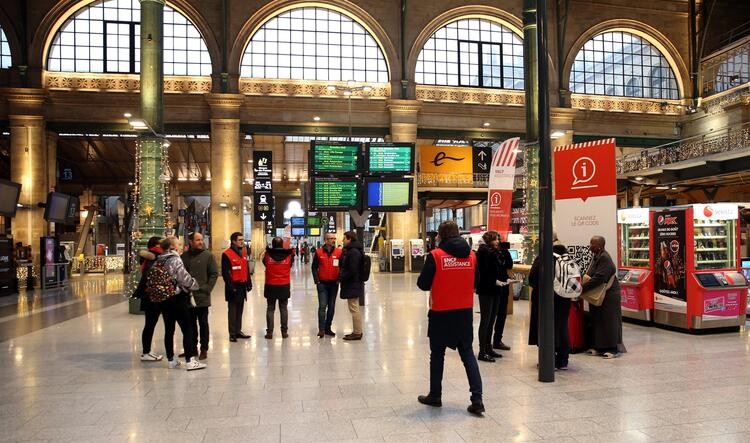 Avrupa'nın kalbinde isyan: Okullar kapatıldı uçak ve tren seferleri iptal