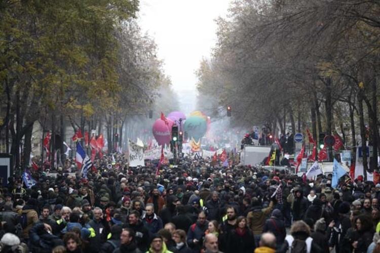 Paris yanıyor: Göstericiler sokakları ateşe verdi