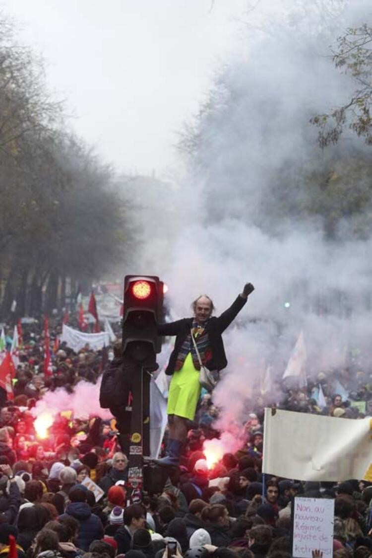 Paris yanıyor: Göstericiler sokakları ateşe verdi