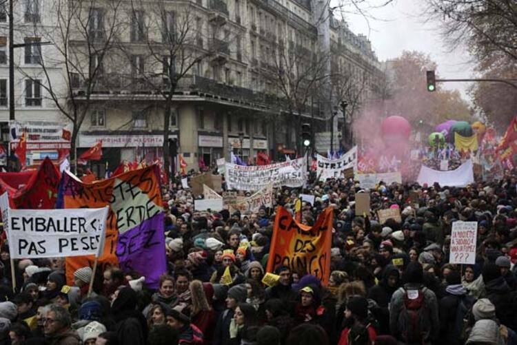 Paris yanıyor: Göstericiler sokakları ateşe verdi