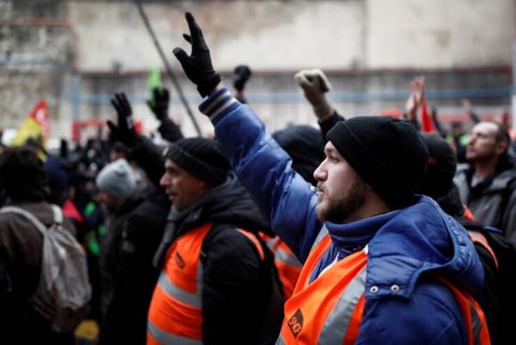 Paris yanıyor: Göstericiler sokakları ateşe verdi