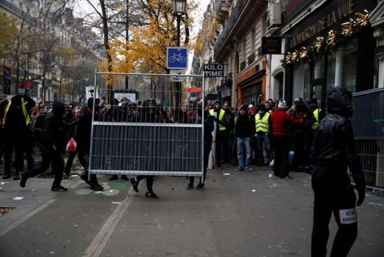 Paris yanıyor: Göstericiler sokakları ateşe verdi