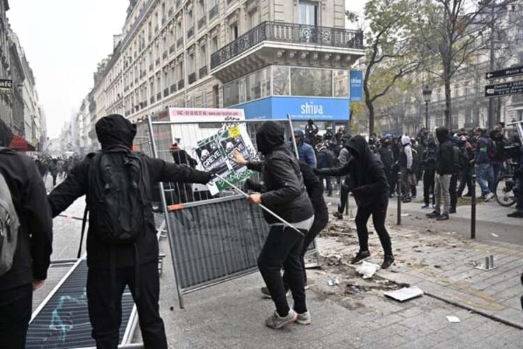 Paris yanıyor: Göstericiler sokakları ateşe verdi