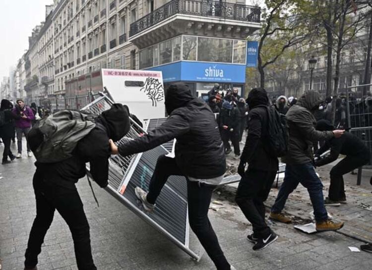 Paris yanıyor: Göstericiler sokakları ateşe verdi