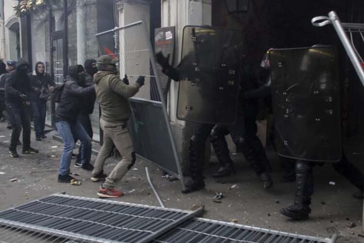 Paris yanıyor: Göstericiler sokakları ateşe verdi