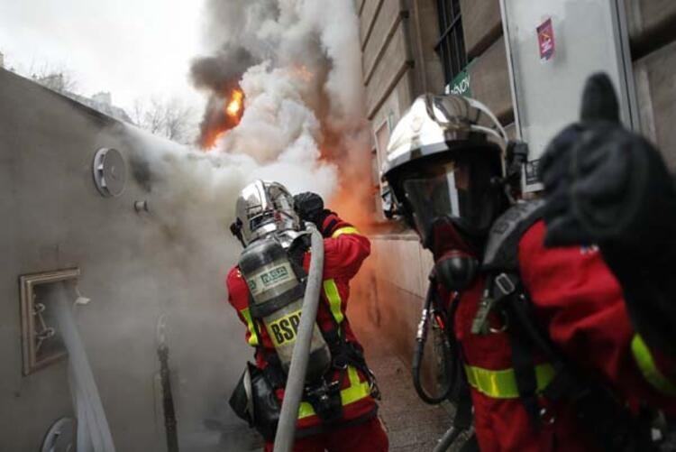 Paris yanıyor: Göstericiler sokakları ateşe verdi