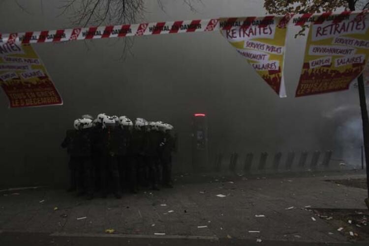 Paris yanıyor: Göstericiler sokakları ateşe verdi