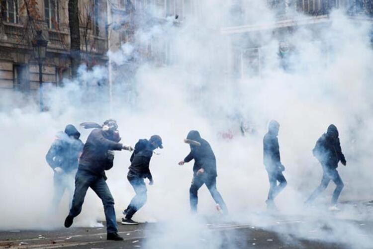 Paris yanıyor: Göstericiler sokakları ateşe verdi