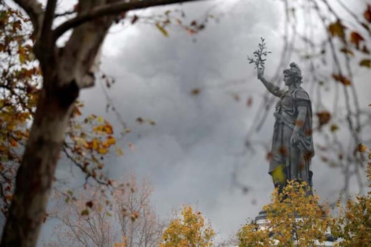 Paris yanıyor: Göstericiler sokakları ateşe verdi