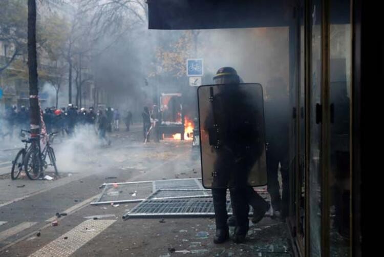 Paris yanıyor: Göstericiler sokakları ateşe verdi