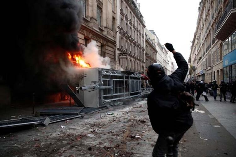 Paris yanıyor: Göstericiler sokakları ateşe verdi