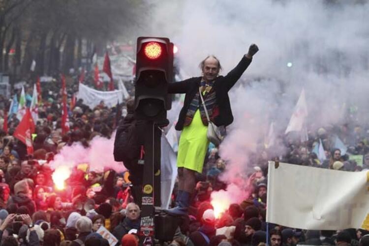 Paris yanıyor: Göstericiler sokakları ateşe verdi