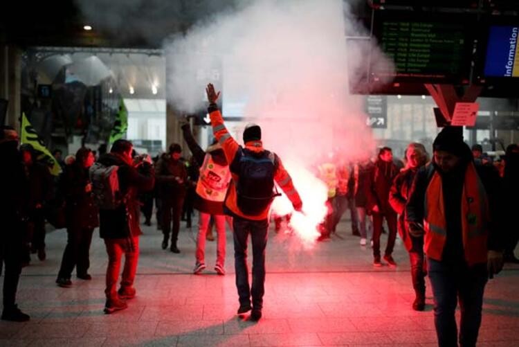 Paris yanıyor: Göstericiler sokakları ateşe verdi