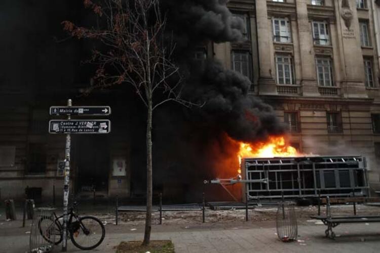 Paris yanıyor: Göstericiler sokakları ateşe verdi