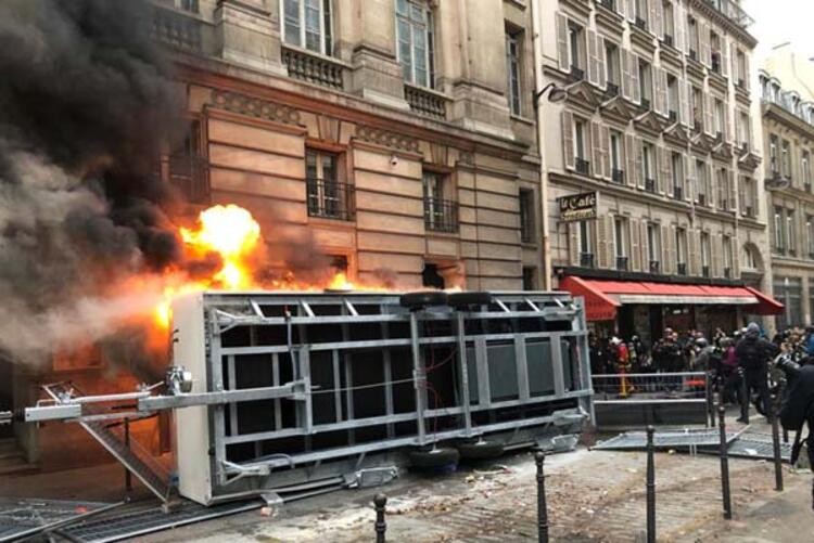 Paris yanıyor: Göstericiler sokakları ateşe verdi