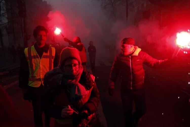 Fransa'da hayat durdu! Her yer yangın yerine döndü...